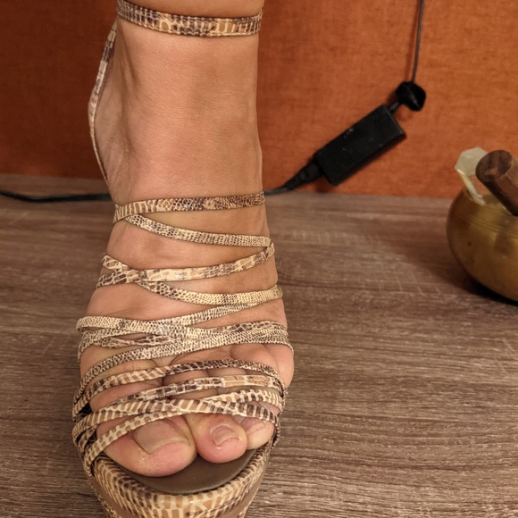 BCBG PITON PLATFORM SANDALS - Picture 4 of 9